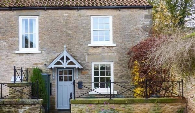 WOODSIDE COTTAGE, pet friendly, with open fire in Brompton-By-Sawdon