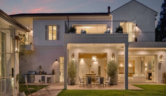 Woodvale Rd- Royal Oaks Retreat with Guest House & Captivating Views