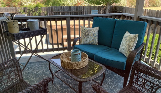Woolsey Road Cottage -Cozy, Comfy and Fresh Eggs!