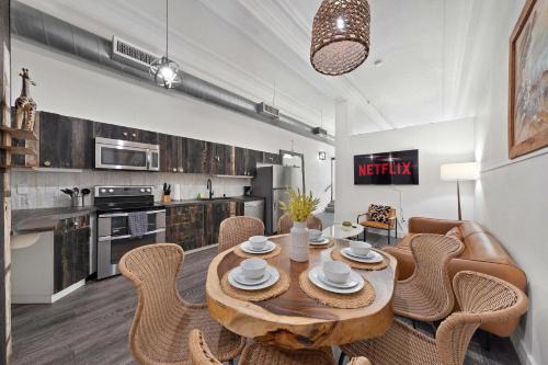 Woolworth Loft -Downtown Apt Sleeps 8 Near Gaslamp