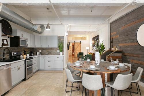 Woolworth Loft - Modern 3BR Apt Steps from Gaslamp