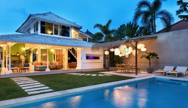 Work From Home @Eclectic 3BR Tropical Stylish Private Villa Walk to Beach