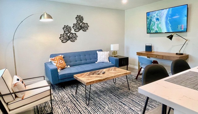 Work Here Walk+Shop+Dine Downtown King Bed Remodeled Kitchen Top Floor