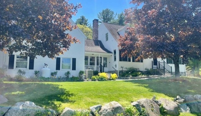 World Cup - 5 mins. from Stadium. 2 bedroom & 1 bathroom in Charming farmhouse!