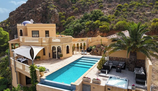 "Wow Factor" Very Private Luxury Villa with infinity pool, hottub, media & gym