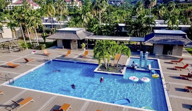 WOW! Gorgeous & well-appointed 4BR- Walk to the beach & to Coral World!