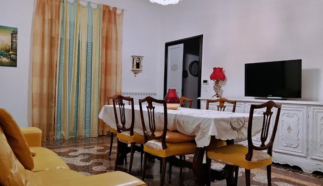 WOW HOME 2 - 175 mq - posteggio privato - davanti porto traghetti - fino a 10 posti letto - balcone