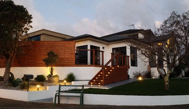 Wow! Large executive home, 4 beds/3 baths, families/groups, close to Massey Uni
