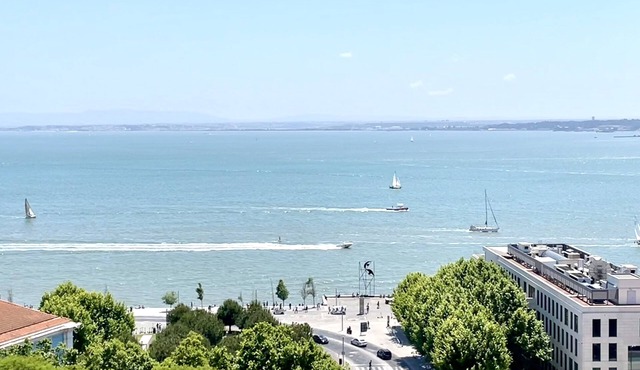WOW! Tagus River @ your feet! Your Luxury Apartment in Lisbon