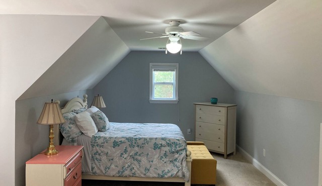 WOW! This room is FABULOUS! WOW again: so is the house. Enjoy your stay