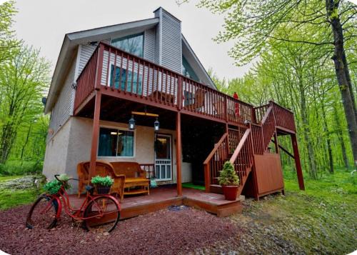 WOW! Ultimate Pocono Retreat Hot Tub, Game Room, Fire Pit, Near Lakes & Hiking!