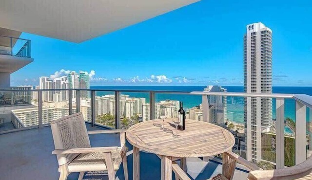 Wrap Around Balcony: 2Br-Amazing Views+ Pools