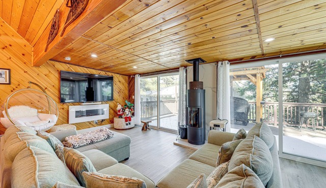 Wraparound Deck & Grill: Wrightwood Cabin Near PCT