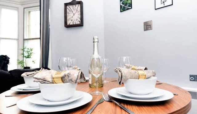 Wrexham Central Stay Apartment Six - Sleeps 5