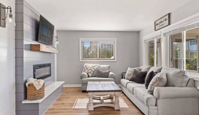Wright Street by Carolina Getaway-Walk to Wrightsville Beach & Enjoy Great Views