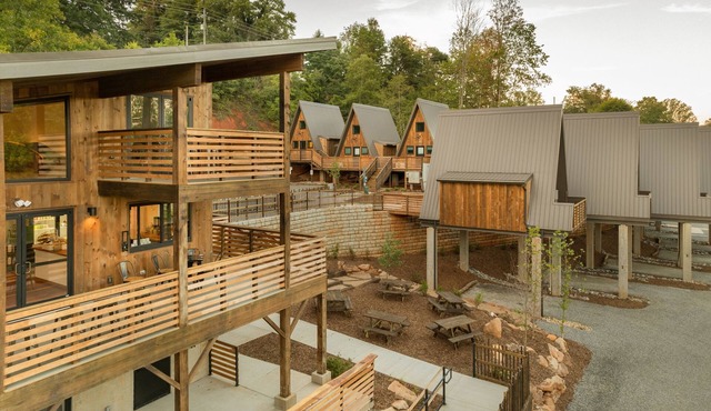 Wrong Way River Lodge & Cabins