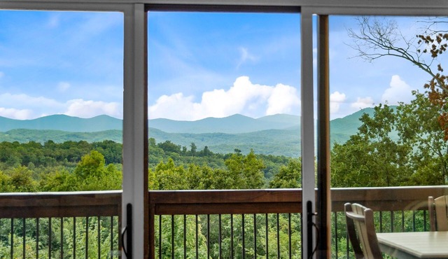 Wunder Bear Cabin - Pet Friendly | Hot Tub | Mtn Views | Game Room
