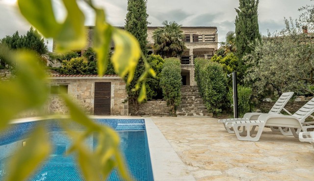 Wunderschön eingerichtete Villa mit Pool und Garten by Interhome