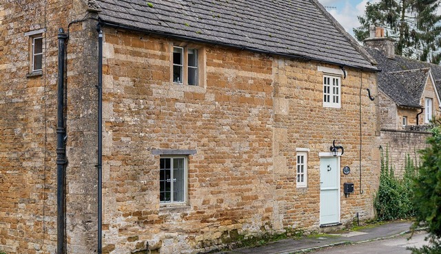 Wyck Cottage - pet friendly in Wyck Rissington near Bourton-on-the-Water