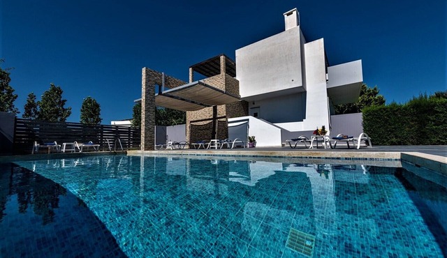 XENOS VILLA 1 WITH PRIVATE SWIMMING POOL, NEAR THE SEA