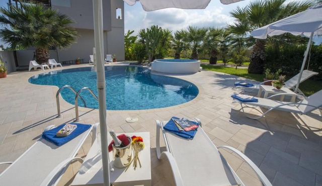 Xenos Villa 2 With 5 Bedrooms private swimming pool, near the sea
