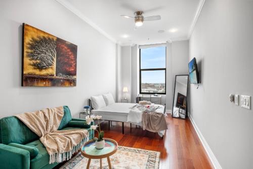 XL Studio - Modern Studio with Rooftop Pool