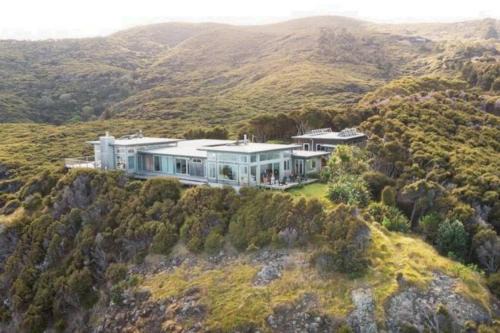 XSPOT Cliff House apartment, secluded 4WD location