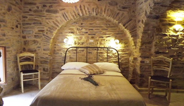 XVII SEC. WINE CELLAR, FULLY RENOVATED, WITH SHARED TERRACE AND POOL