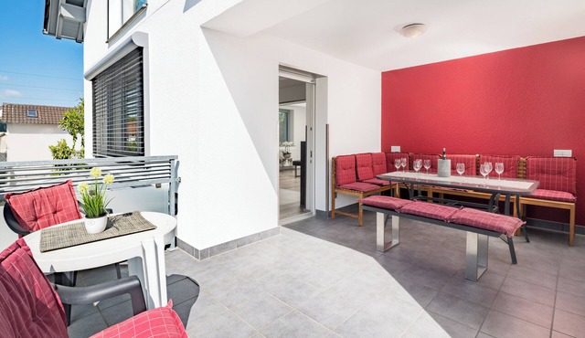 XXL family apartment with loggia-balcony to the garden/4-6P/parking lot. Near bathing lake