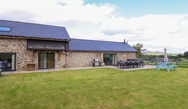 Y BEUDY (THE DAIRY, family friendly in Llanrhaeadr-Ym-Mochnant