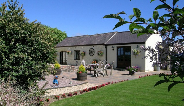 Y STABL, romantic, with hot tub in Fishguard