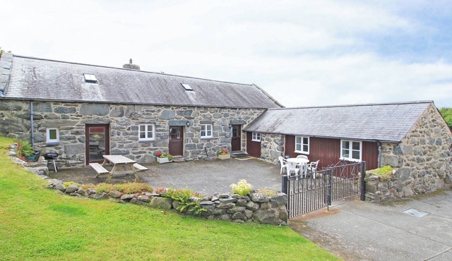 Y STABL (THE OLD STABLE), pet friendly, with a garden in Llanbedr