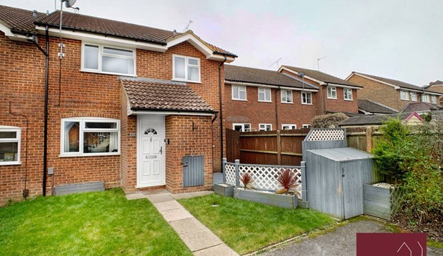 Yateley - Spacious 2 Bedroom House