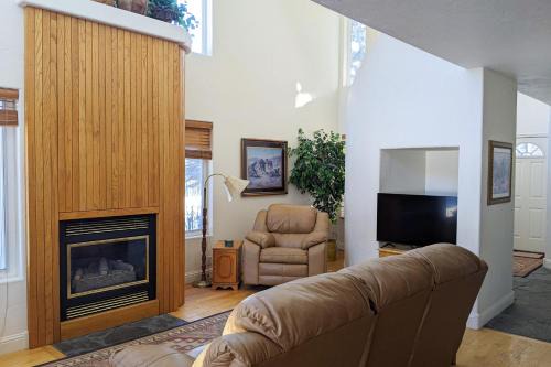 Year-Round Base w/Balcony & Mtn Views in Driggs!