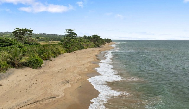 Yellow Beach House Unit A - two min walk to the Beach