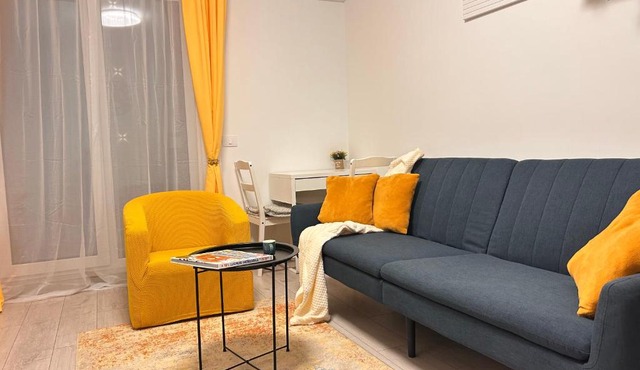 Yellow Dawn Modern Flat in Quiet Area with Garage Parking and Self Check-In
