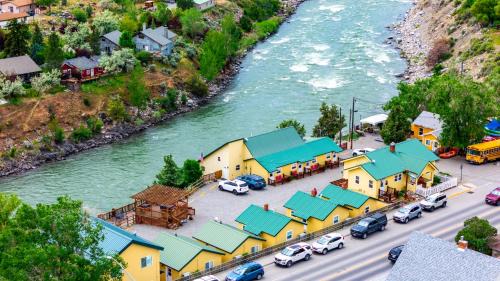 Yellowstone Riverside Cottages