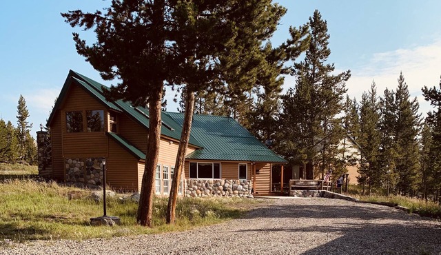 Yellowstone/Union Pass Log Cabin Retreat