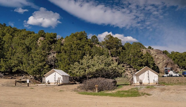 You don’t have to be a nature aficionado to enjoy glamping! Make memories in the great outdoors. Sleeps 2 in queen bed. Site includes a picnic table and outdoor fire pit.