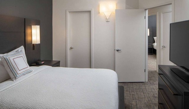 You Found It, Modern Pet-friendly 2BR Suite, Private Kitchen, Swimming Pool!