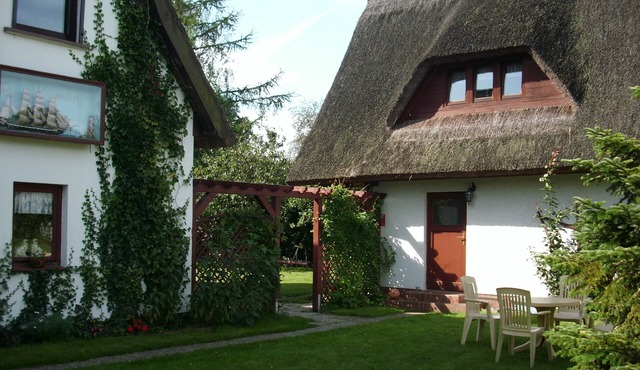 You live in a quiet location under a typical thatched roof in Prerow