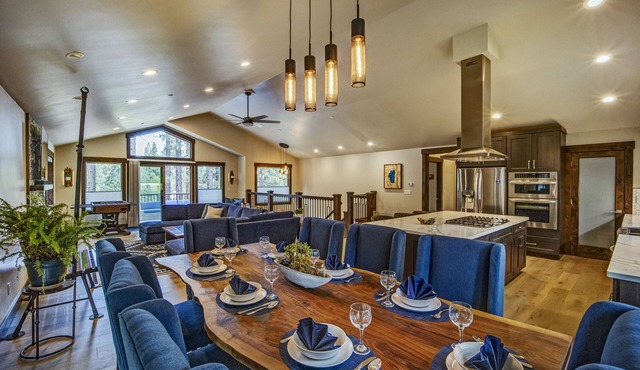 You'll Love This New Luxury Mountain Modern Getaway - New Sauna + Close to Town