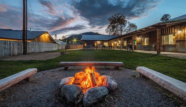 Your Basecamp to Glacier Cozy 2BR w/King + Queen