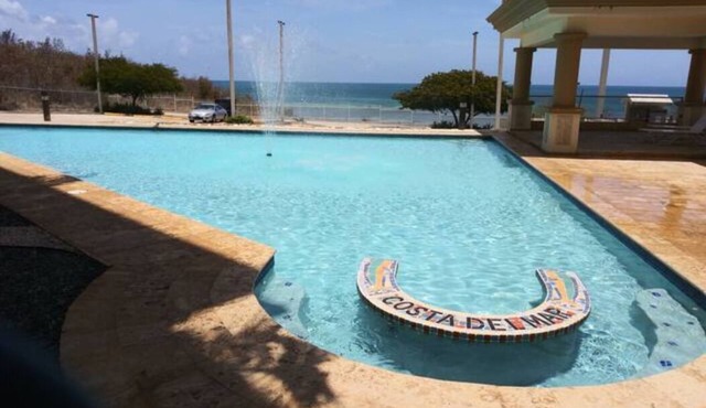 Your Cozy Combate beach retreat, 2 bed/2bath, full A/C, free laundry