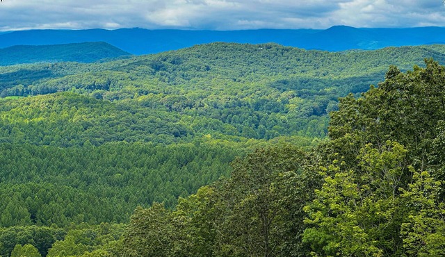 Your Helen Escape with Breathtaking Mountain Views - wifi, firepit