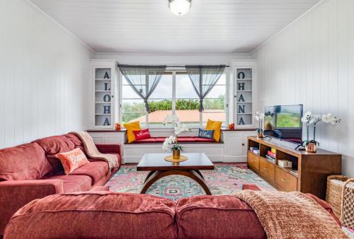 YOUR HILO HOMEBASE - Lovely 3 Bedroom in Heart of Hilo with AC!