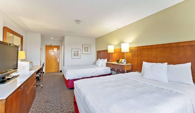 Your Ideal Base for Park Adventures & Exploration! Free Breakfast, Pool Access!