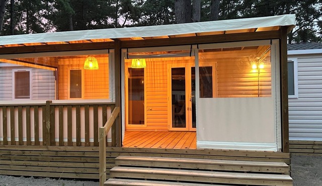 Your mobile home with covered terrace and barbecue is waiting for you this summer.