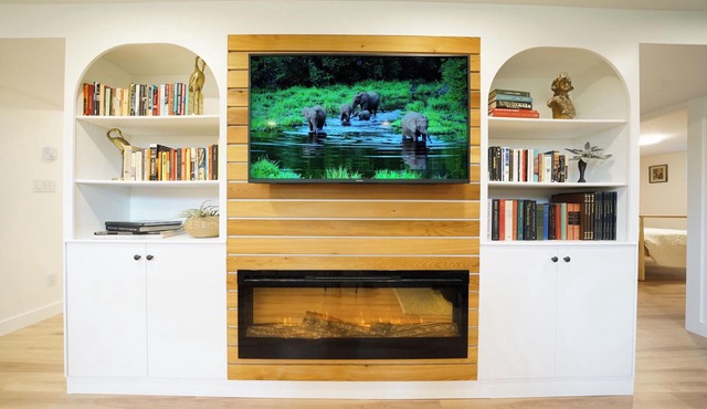 Your modern Northwest hideaway w/cozy fireplace and spa-like bath