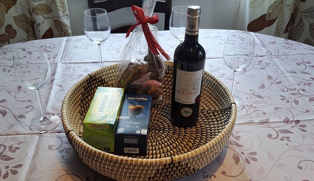 Your other Homen7-8 people, Detached Villa, Towels and Linens provided for free.